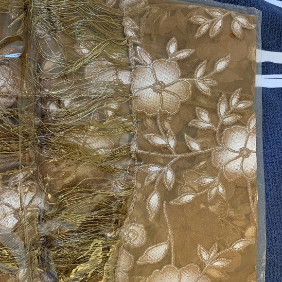 Flower lace tan scarf - Picture 3 of 4